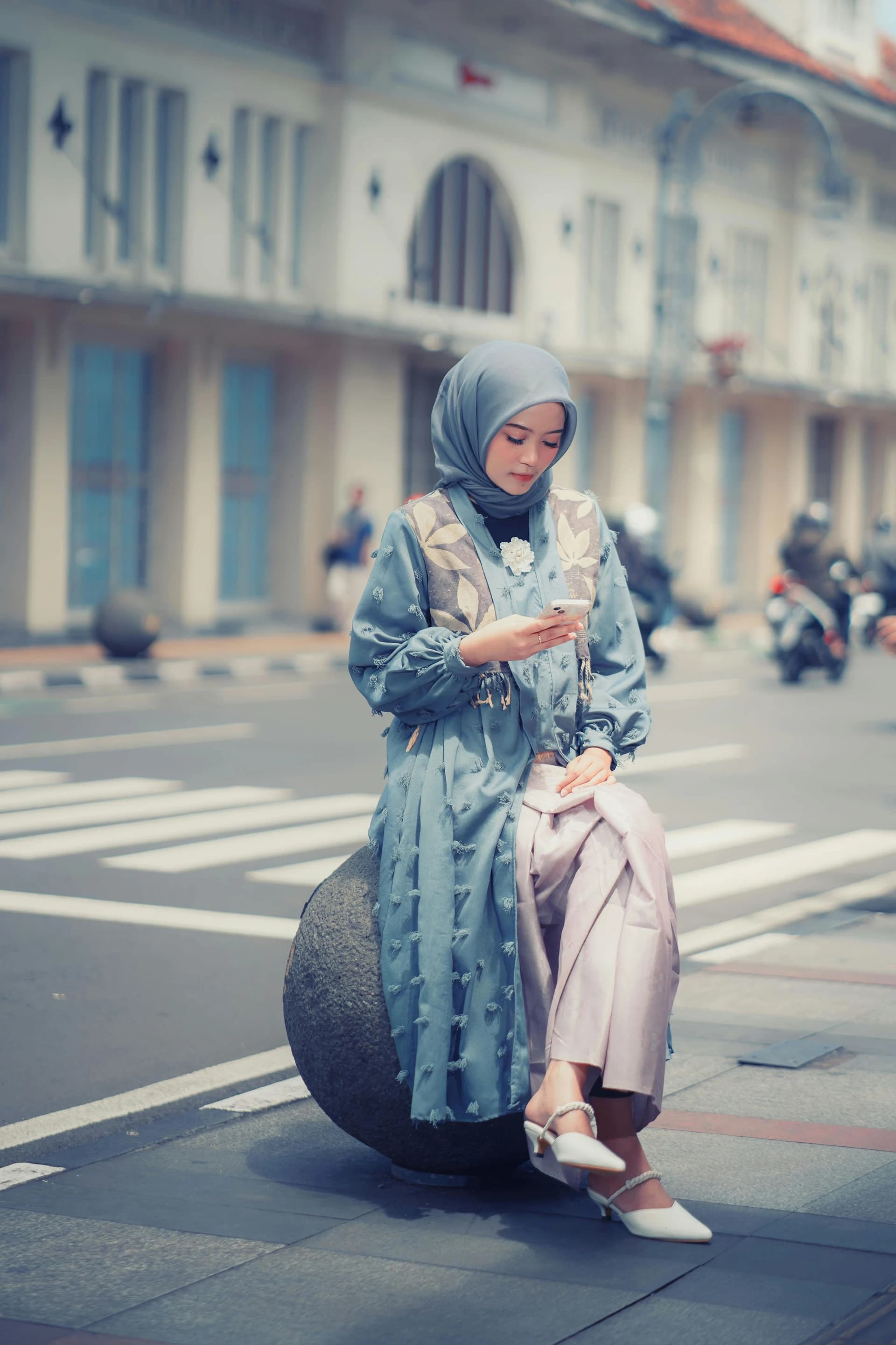 How to Style Dusty Blue Abayas for Modest Street Photography — Hijab Styling tutorial on PoseAura