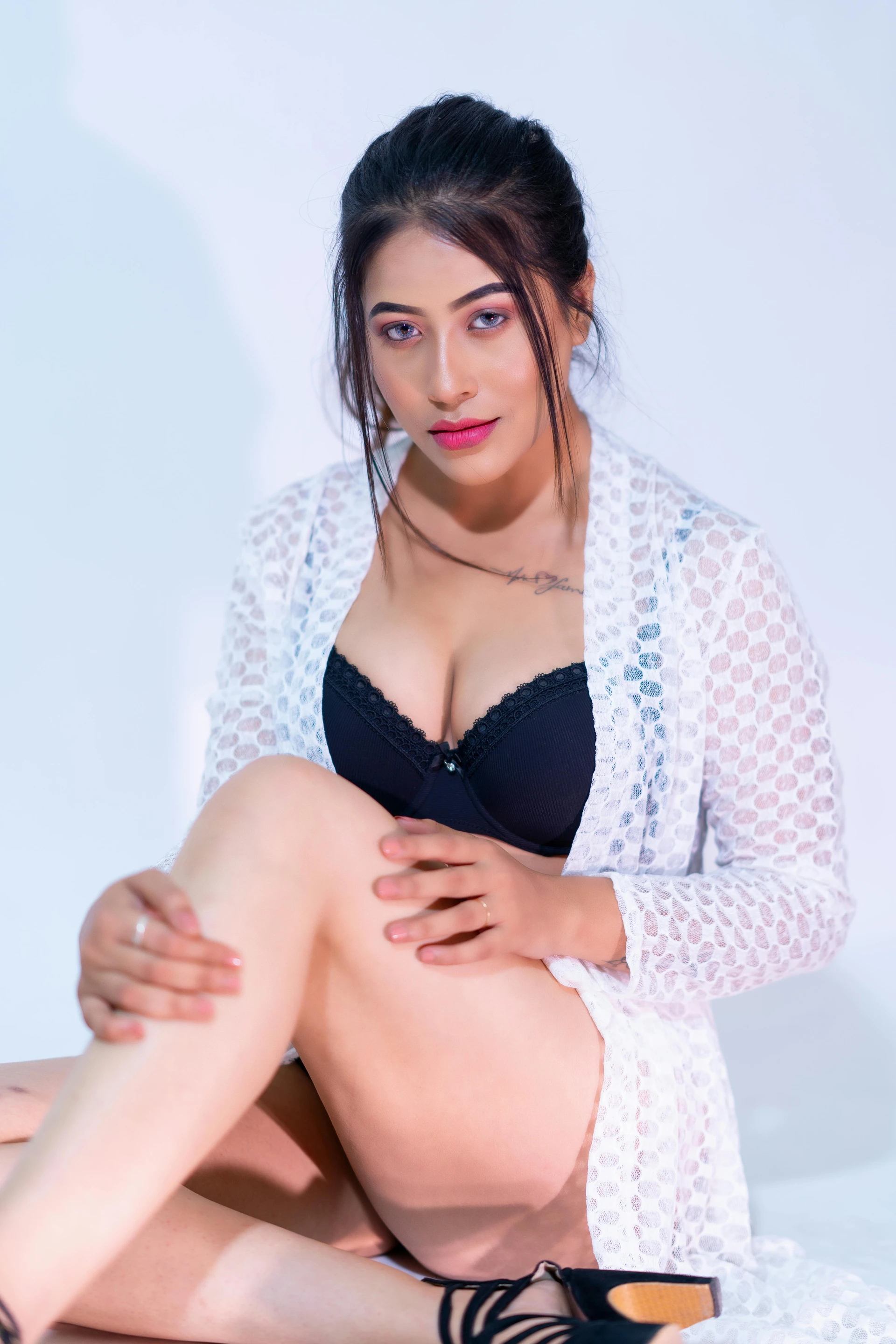 Can Curvy Women Wear Black Lace Bra + Sheer Robe for Boudoir Shoot