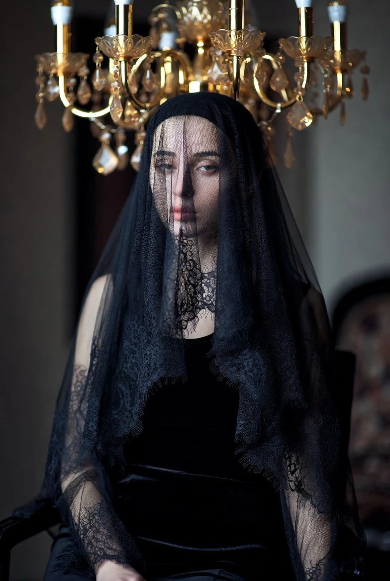 Chandelier Veil Mystery: Lace-Draped Enigma Seat