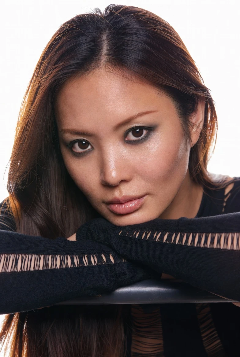 DIY Ripped-Sleeve Smokey Stare – 2026 $0-Budget Bad-Girl Trend