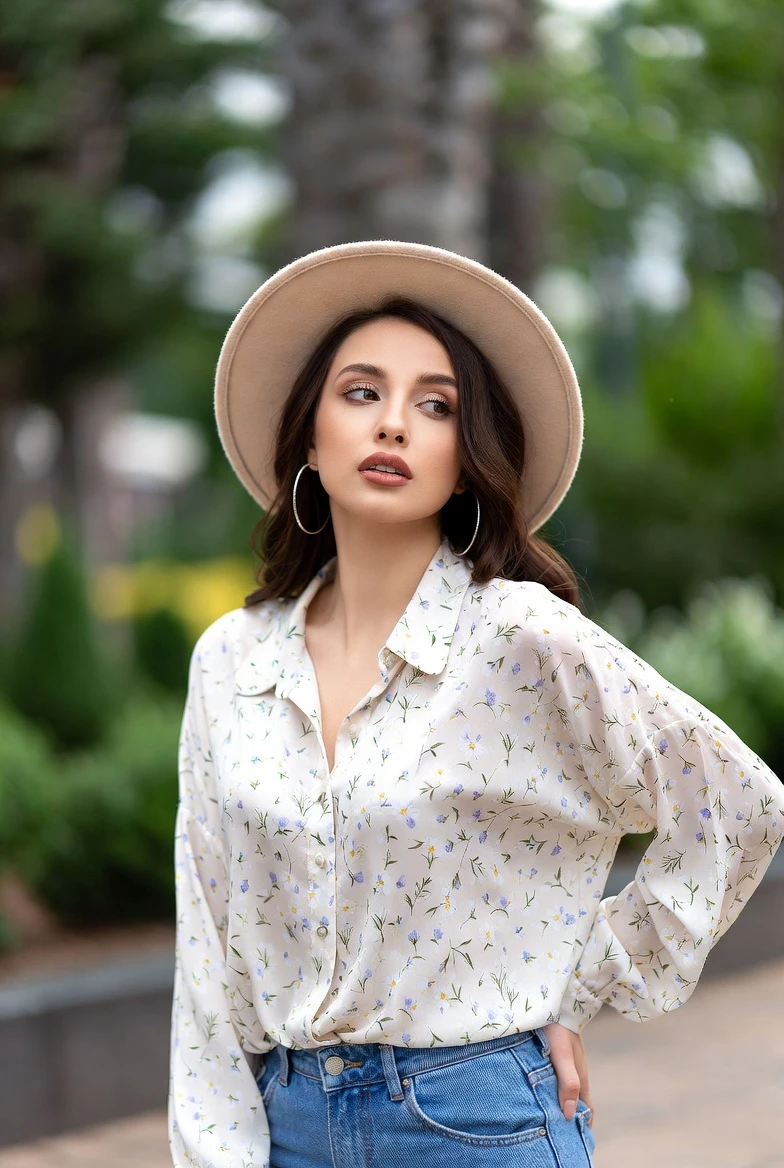 Effortless Summer Chic: Floral Blouse & Denim Jeans Outfit Ideas