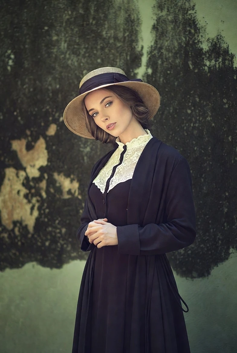 Evoke Edwardian Grace: Recreate This Timeless Lace Collar Ensemble