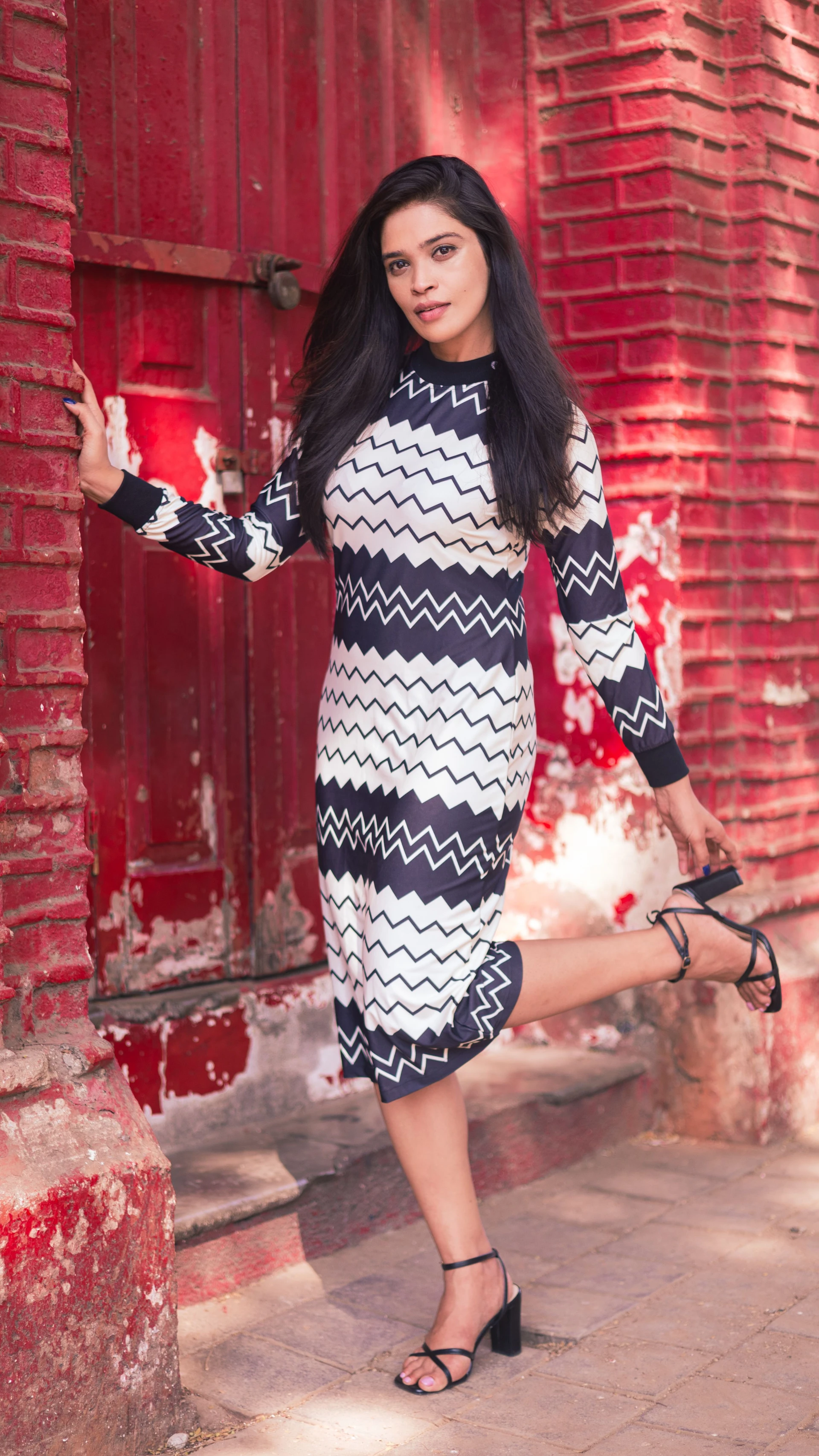 How to style chevron bodycon midi dress for curvy women