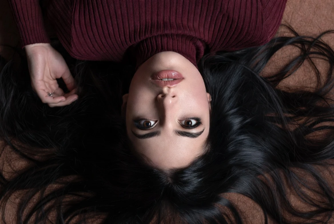 Nail This Upside-Down Intense Gaze – 2026 Dramatic Floor Portrait Tren