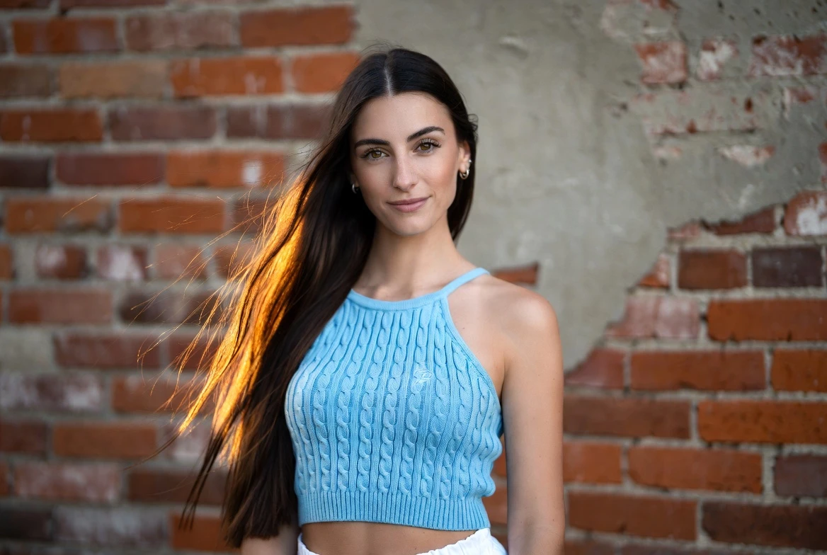 Sunset Brick-Wall Bombshell – 2026 “Golden-Hour Minimal Glow”